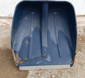 pala da neve con manico in legno