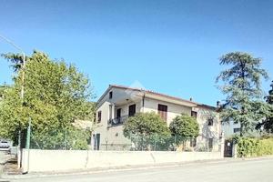 6 LOCALI A CAMPELLO SUL CLITUNNO