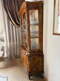 Vetrina di antiquariato