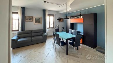 Indipendenza con garage corte e soffitta