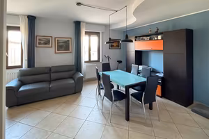 Indipendenza con garage corte e soffitta