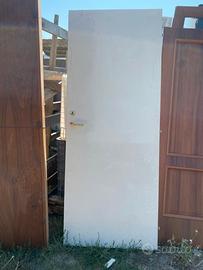 Porta bianca in plastica da interno