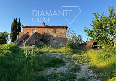 Casale in pietra e mattoni con annessi e giardino