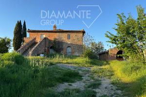 Casale in pietra e mattoni con annessi e giardino