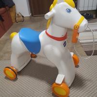 Cavallo cavalcabile dondolo per bambini. 