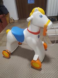 Cavallo cavalcabile dondolo per bambini. 