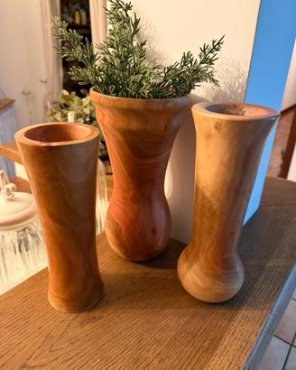 Tris di vasi in legno