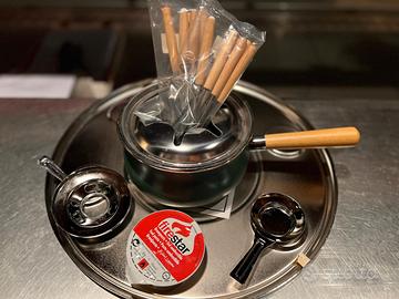 Set da fonduta completo, ancora imballato.