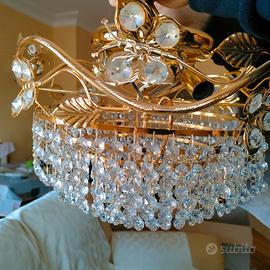 Lampadario con farfalle e gocce di cristallo  