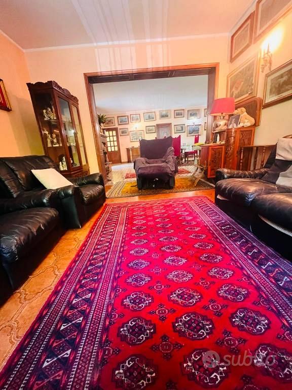 Villa di 420 m² con più di 5 locali e box auto a C - Altro