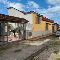 Villino indipendente a fronte strada Domiziana