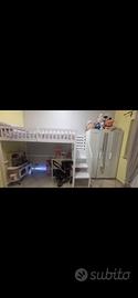 letto a soppalco con materasso e armadio