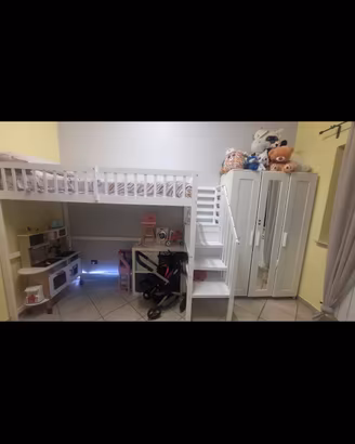 letto a soppalco con materasso e armadio
