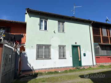 CASA DI CORTE A VINZAGLIO