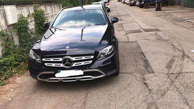 Mercedes all terrain blu 