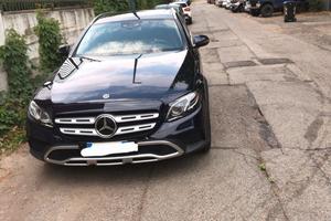 Mercedes all terrain blu 