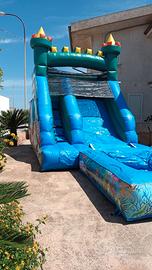 Gonfiabile acquatico con scivolo e piscina