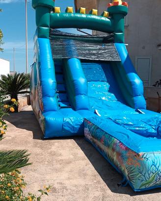 Gonfiabile acquatico con scivolo e piscina