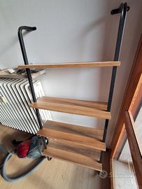 libreria sospesa a muro