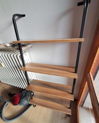 libreria sospesa a muro