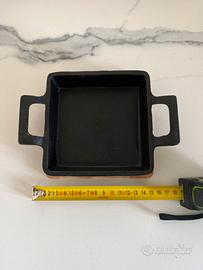 Piccola teglia in ghisa con base in legno
