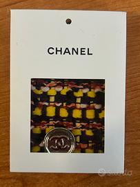 bottone originale Chanel con campione in tessuto