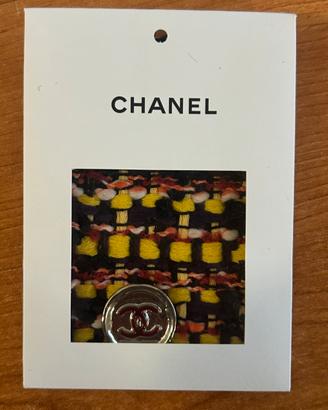bottone originale Chanel con campione in tessuto
