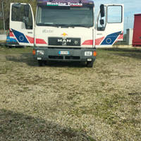 Camion carrellone con pianale inclinato