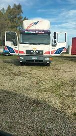 Camion carrellone con pianale inclinato