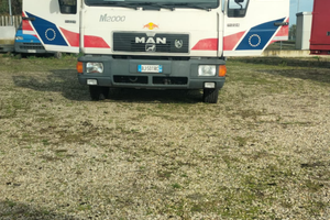Camion carrellone con pianale inclinato