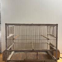 Vecchia gabbia in legno pe uccelli