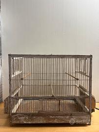 Vecchia gabbia in legno pe uccelli