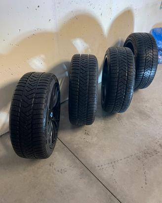 Pneumatici invernali 225/45 R18 Pirelli sottozero