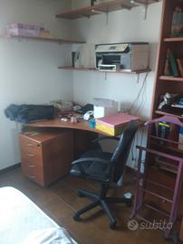 scrivania con cassetti 