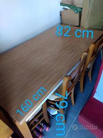 tavolo di legno con sedie in legno massiccio