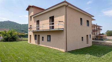 Casa indipendente di 200 m² con più di 5 locali a 
