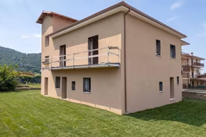 Casa indipendente di 200 m² con più di 5 locali a 
