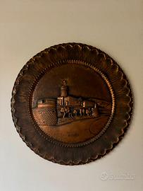 Piatto Decorativo in Rame Sbalzato e Smerlettato