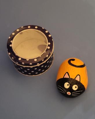 Gatto dipinto con scatola  latta