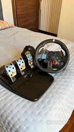 Volante con pedaliera e cambio della logitech