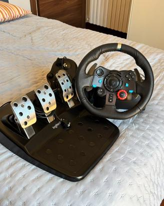 Volante con pedaliera e cambio della logitech