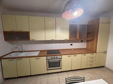 Cucina completa di elettrodomestici trattabile