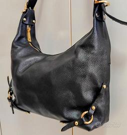 Borsa da donna vera pelle colore nero firmata.
