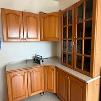 Cucina angolare in legno – senza piano cottura