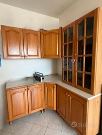 Cucina angolare in legno – senza piano cottura