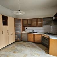 Cucina con elettrodomestici