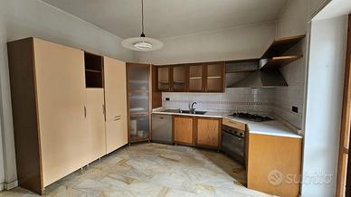 Cucina con elettrodomestici