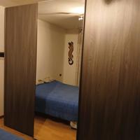 armadio ante scorrevoli grigio con specchio centra