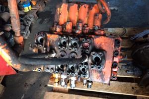 Distributore escavatore FIAT HITACHI FH 220.3