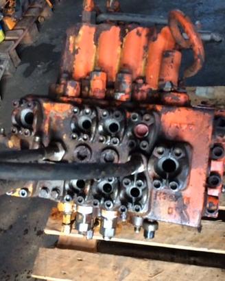 Distributore escavatore FIAT HITACHI FH 220.3